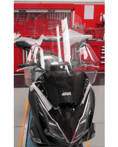 Givi 6126DT parabrezza trasparente alto per lo scooter Kymco Downtown 350 GT 2024.