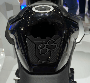 Adesivo carbon paraserbatoio per la moto Suzuki GSX-8S dal 2023.