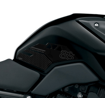 Adesivi carbon ai lati del serbatoio della moto Suzuki GSX-8S.