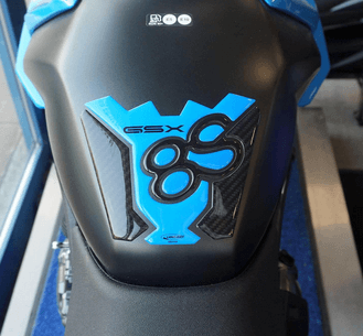 Adesivo paraserbatoio blu e nero per la moto Suzuki GSX-8S