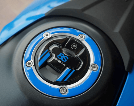 Adesivo tappo serbatoio blu e nero per la moto Suzuki GSX-8S dal 2023.